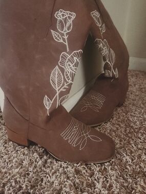 Women’s Brown Embroidered Western Boots